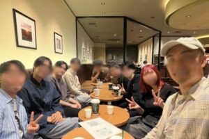 カフェのテーブルを囲む哲学カフェ参加者たち